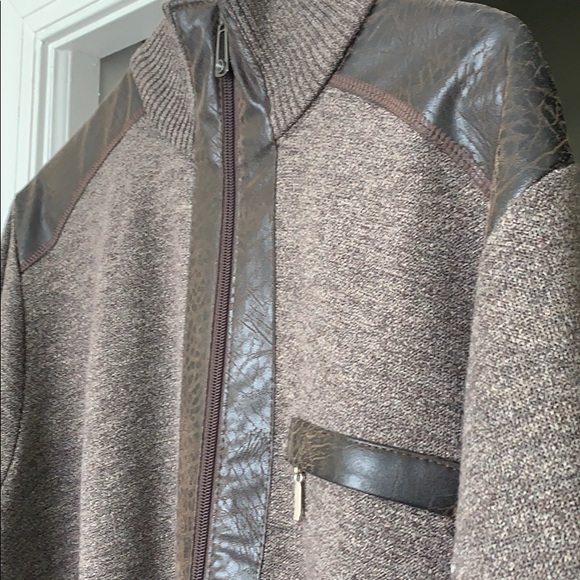 Sweater with a full zipper - Picture 3 of 4